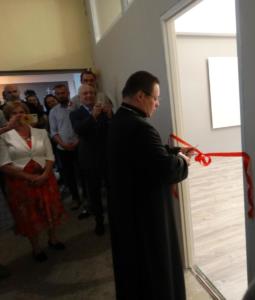 Arcybiskup Grzegorz Ryś otwiera nową sale terapii